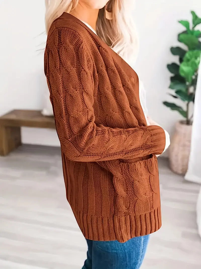 Dame kabelstrikket sweater i et blødt materiale, lange ærmer, skandinavisk minimalisme, afslappet stil.