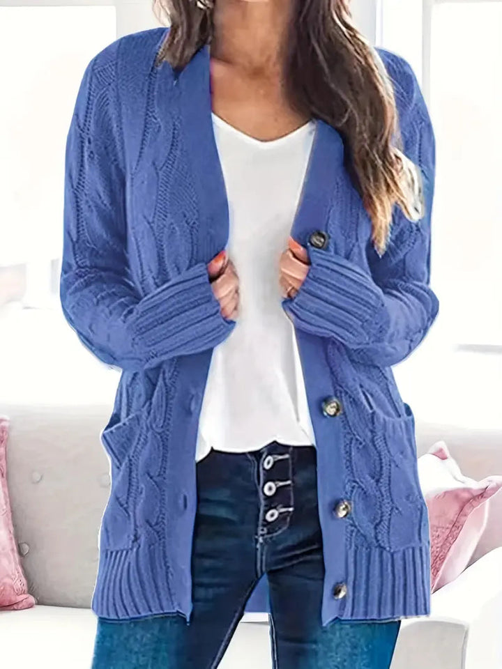 Dame kabelstrikket sweater i et blødt materiale, lange ærmer, skandinavisk minimalisme, afslappet stil.