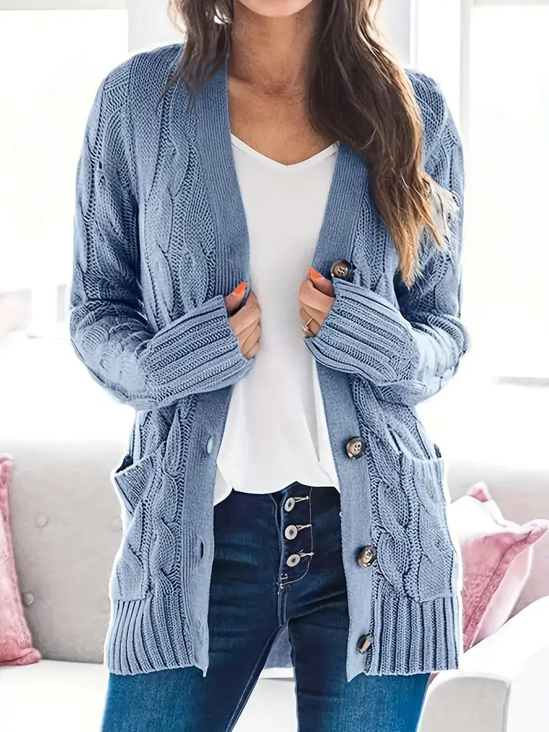 Dame kabelstrikket sweater i et blødt materiale, lange ærmer, skandinavisk minimalisme, afslappet stil.