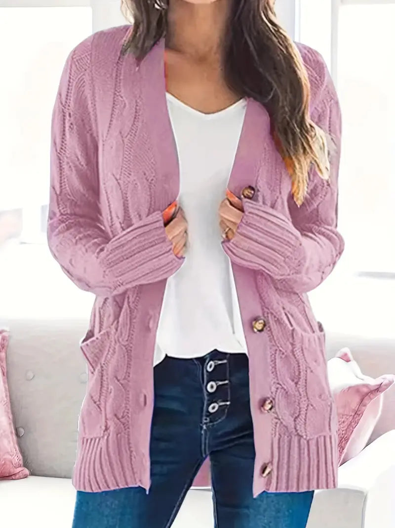 Dame kabelstrikket sweater i et blødt materiale, lange ærmer, skandinavisk minimalisme, afslappet stil.