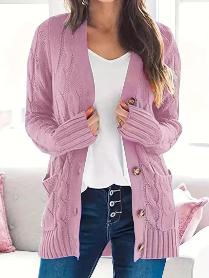 Dame kabelstrikket sweater i et blødt materiale, lange ærmer, skandinavisk minimalisme, afslappet stil.