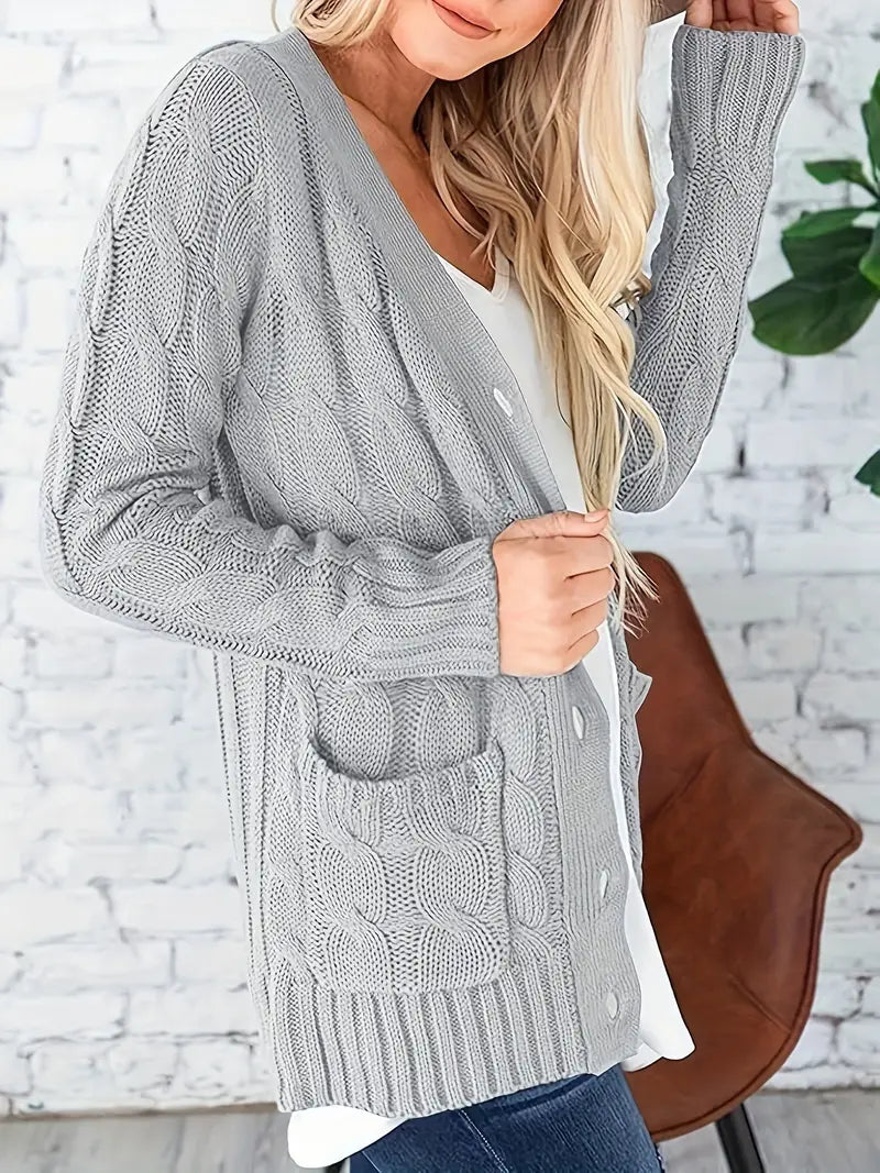Dame kabelstrikket sweater i et blødt materiale, lange ærmer, skandinavisk minimalisme, afslappet stil.