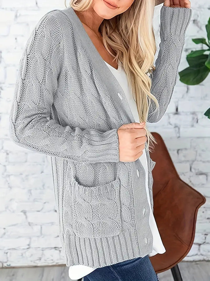 Dame kabelstrikket sweater i et blødt materiale, lange ærmer, skandinavisk minimalisme, afslappet stil.