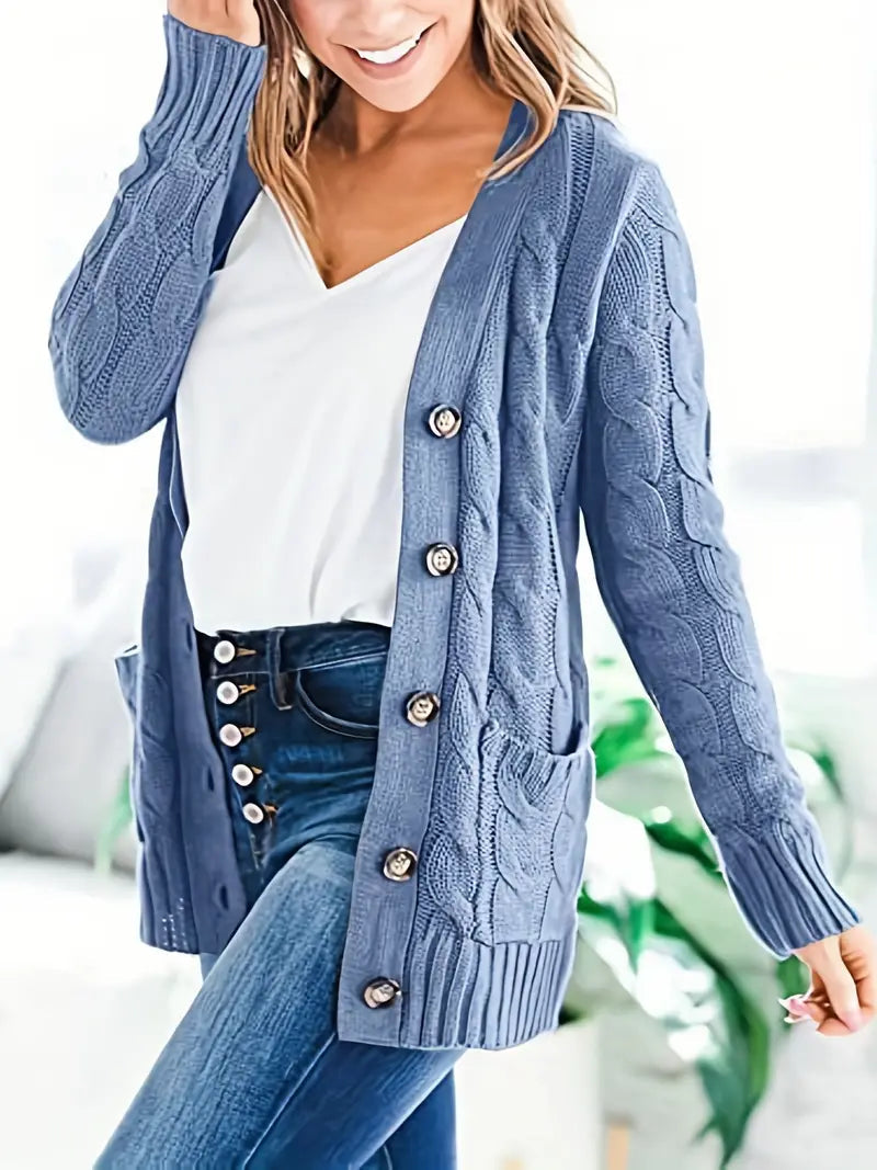 Dame kabelstrikket sweater i et blødt materiale, lange ærmer, skandinavisk minimalisme, afslappet stil.