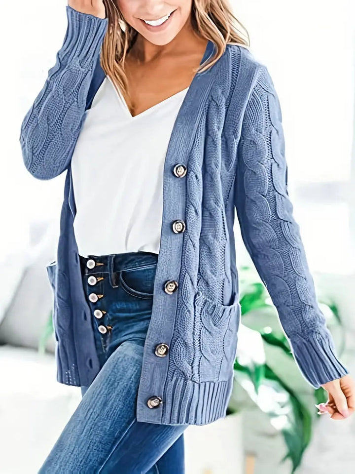 Dame kabelstrikket sweater i et blødt materiale, lange ærmer, skandinavisk minimalisme, afslappet stil.