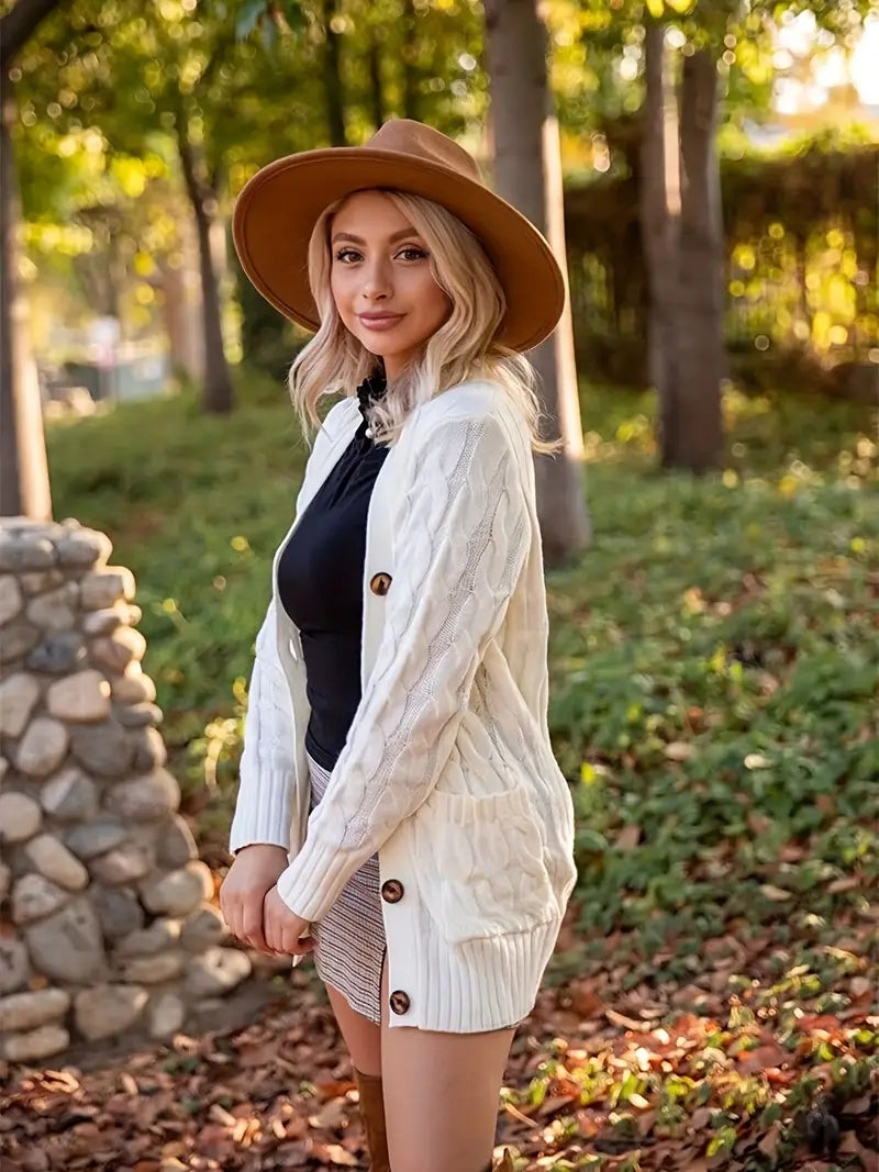 Dame kabelstrikket sweater i et blødt materiale, lange ærmer, skandinavisk minimalisme, afslappet stil.