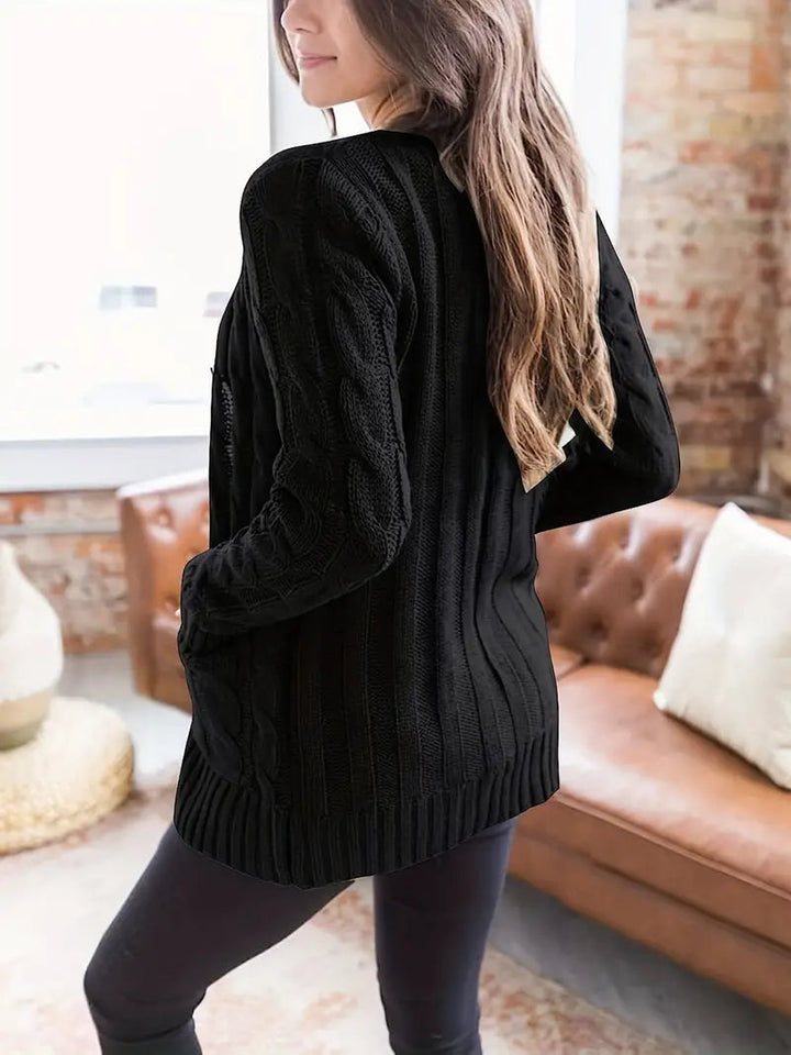 Dame kabelstrikket sweater i et blødt materiale, lange ærmer, skandinavisk minimalisme, afslappet stil.