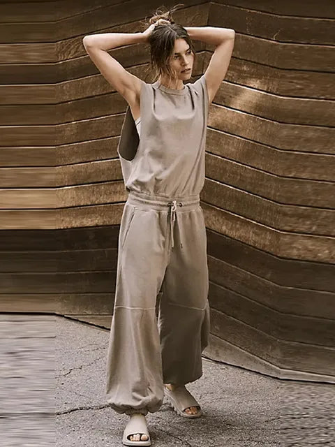 Jumpsuit til kvinder med åben ryg, lommer. Stilfuldt og åndbart tøj til sommerdage.
