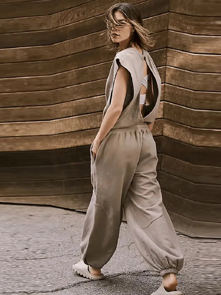 Jumpsuit til kvinder med åben ryg, lommer. Stilfuldt og åndbart tøj til sommerdage.