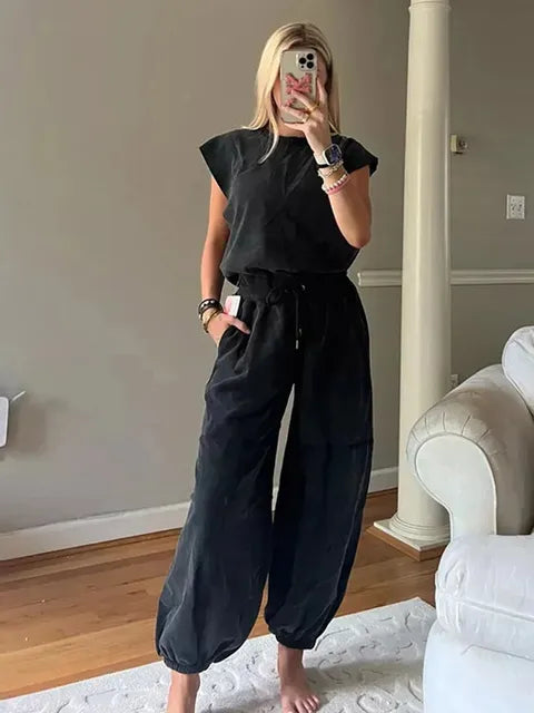 Jumpsuit til kvinder med åben ryg, lommer. Stilfuldt og åndbart tøj til sommerdage.