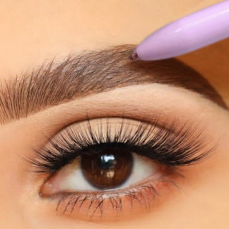 "Dame 4-i-1 multifunktionel makeup-blyant i sort, brun og malva, smukt præsenteret på en hvid baggrund."