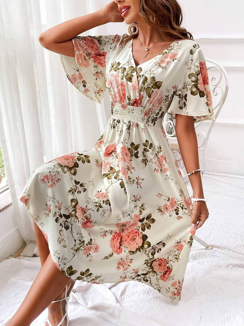 Dame A-formet festkjole med V-hals og blomstertryk, elegant snit og flæseærmer, set forfra.