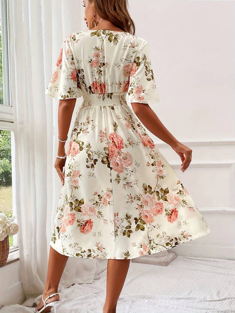 Dame A-formet festkjole med V-hals og blomstertryk, elegant snit og flæseærmer, set forfra.