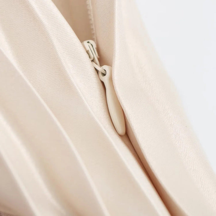 Dame A-linjet satin midi nederdel, skinnende overflade, elastisk talje, elegant look, nem at kombinere.