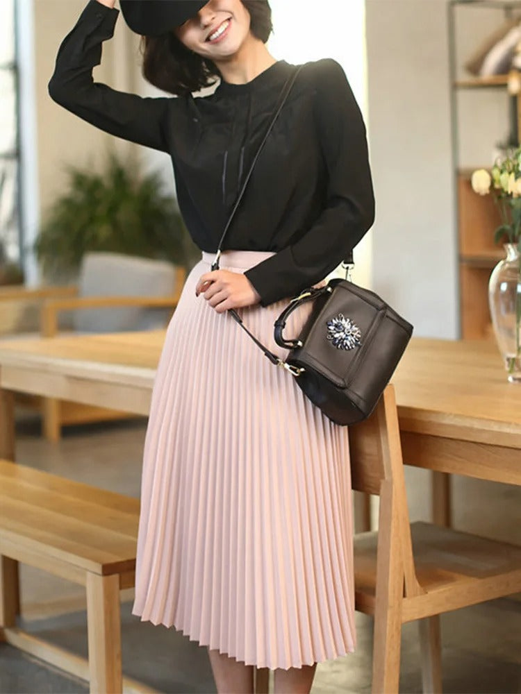 Dame A-linjet satin midi nederdel, skinnende overflade, elastisk talje, elegant look, nem at kombinere.