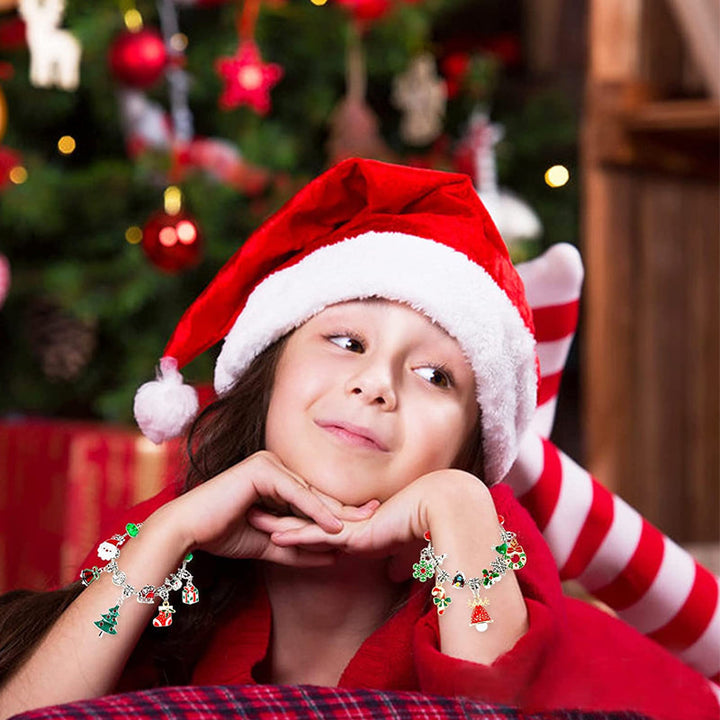 Dame DIY julekalender, 24-delt armbåndssæt med perler og charms til kreativ juleforventning.