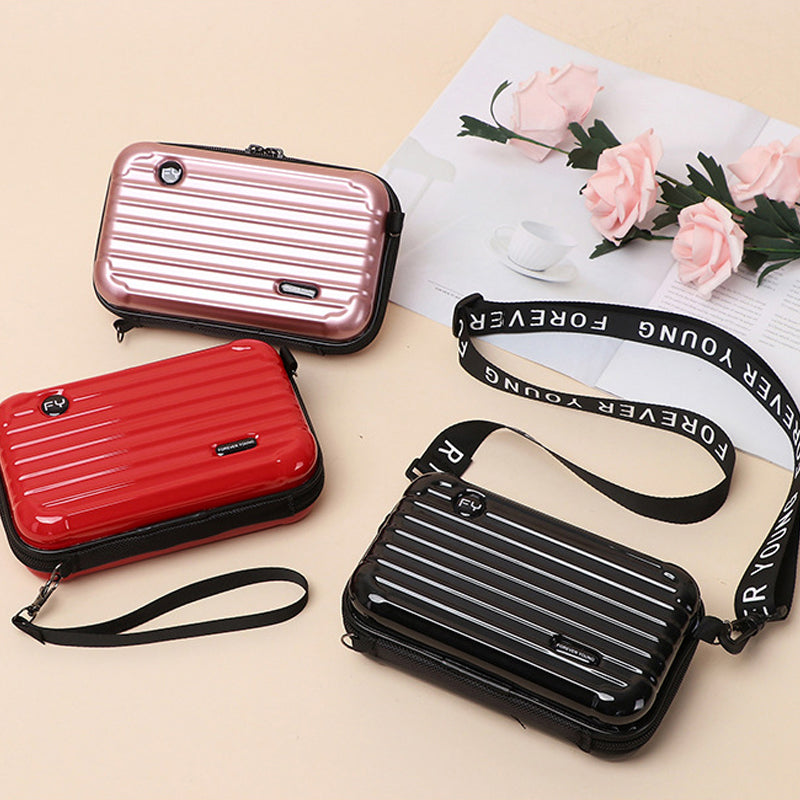 Dame PVC mini skuldertaske, stilfuldt og kompakt design, justerbare stropper, gul farve, luksus indvendigt.