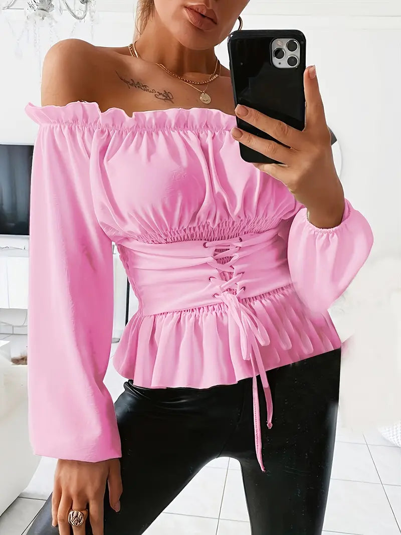 Dame bluse med flæsdetaljer i koral, elegant, alsidig, stilfuld