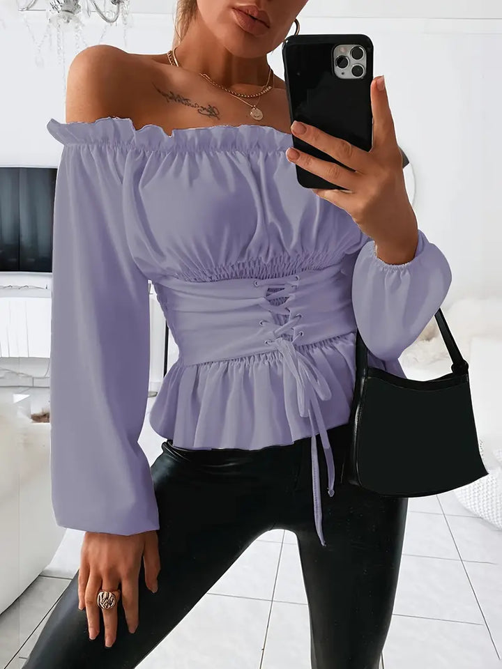 Dame bluse med flæsdetaljer i koral, elegant, alsidig, stilfuld