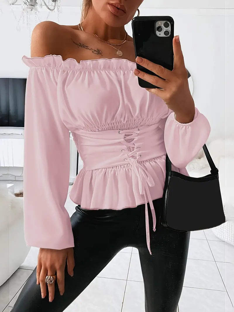 Dame bluse med flæsdetaljer i koral, elegant, alsidig, stilfuld