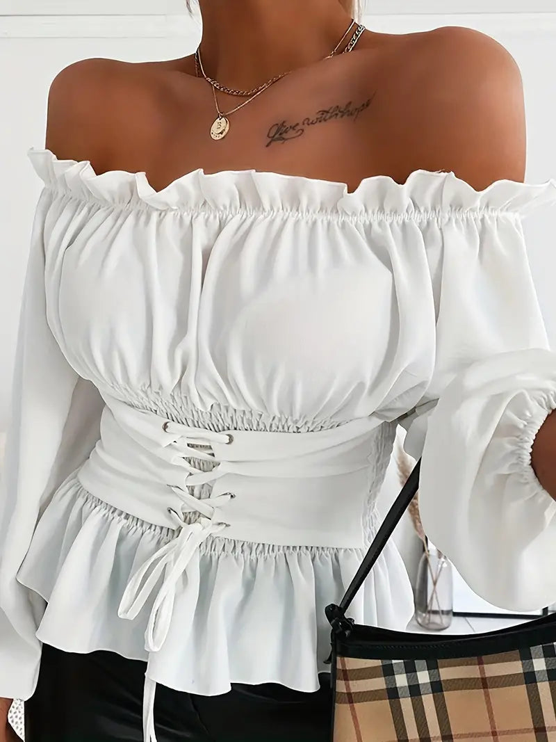 Dame bluse med flæsdetaljer i koral, elegant, alsidig, stilfuld