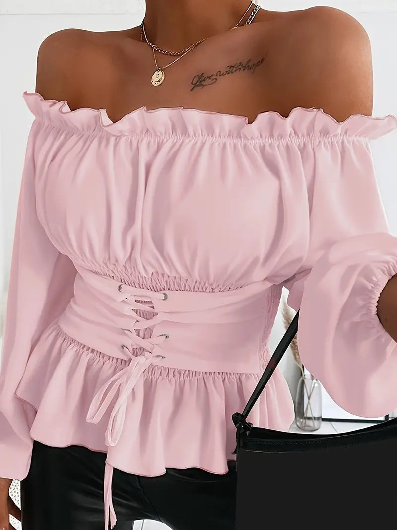 Dame bluse med flæsdetaljer i koral, elegant, alsidig, stilfuld