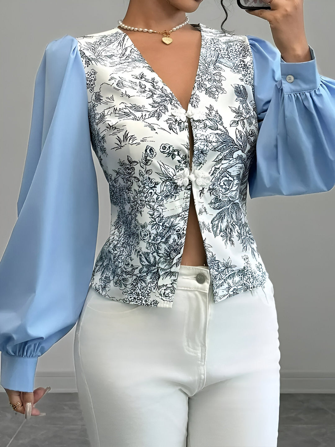 Damebluse med V-hals og blomstertryk, lanterneærmer: farverigt blomstermønster, moderne og elegant look, til kvinder til hverdag og fest.