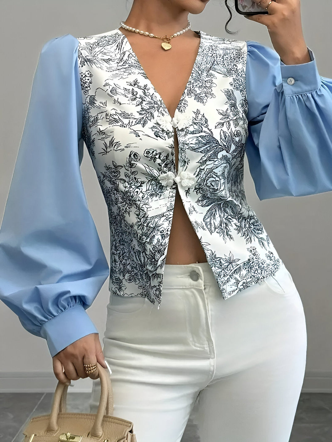 Damebluse med V-hals og blomstertryk, lanterneærmer: farverigt blomstermønster, moderne og elegant look, til kvinder til hverdag og fest.