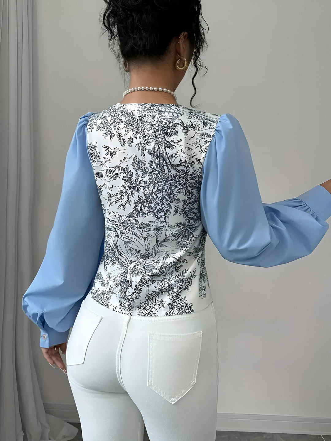 Damebluse med V-hals og blomstertryk, lanterneærmer: farverigt blomstermønster, moderne og elegant look, til kvinder til hverdag og fest.