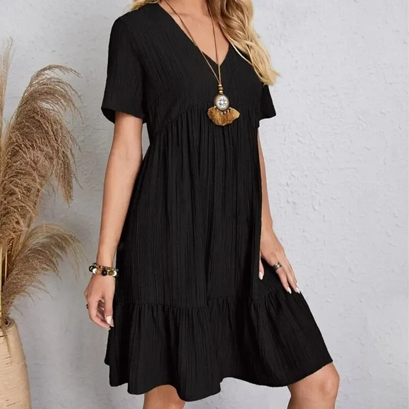 Damekjole med V-hals og peplum, korte ærmer, fit and flare silhuet, let og behagelig.