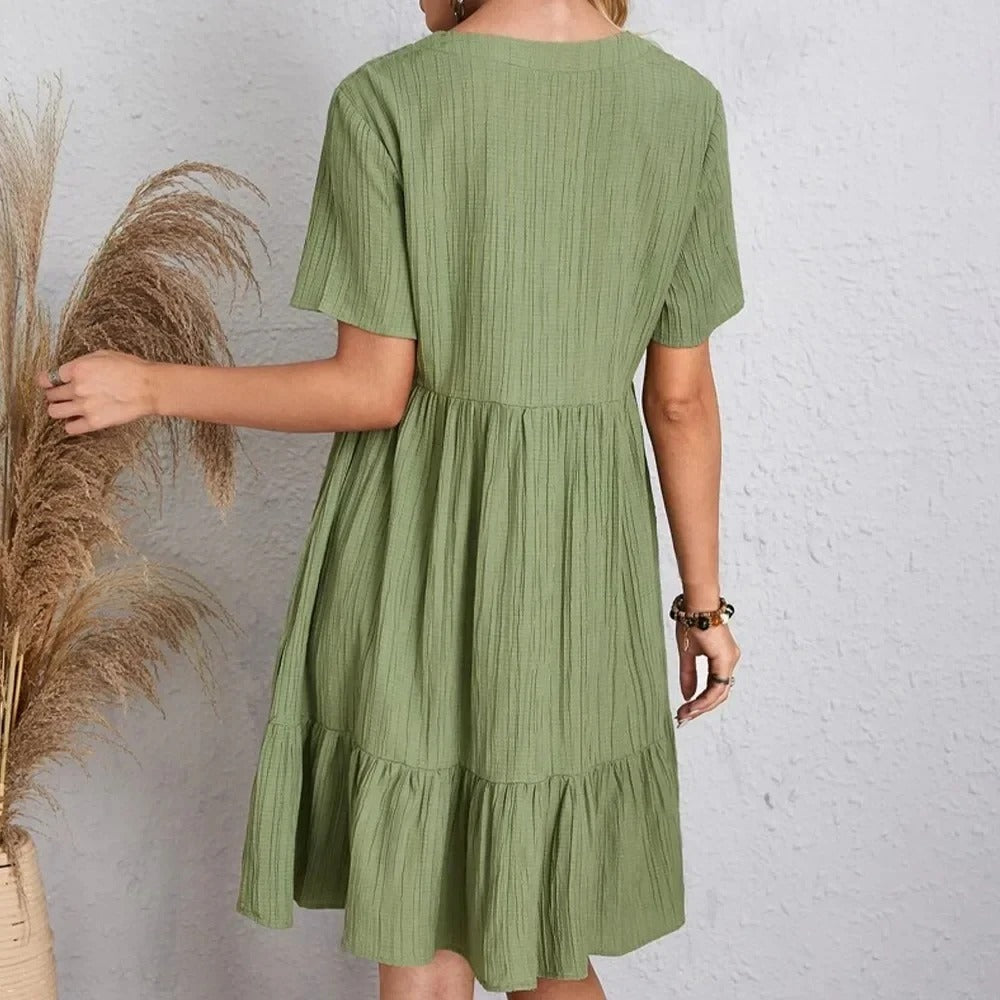 Damekjole med V-hals og peplum, korte ærmer, fit and flare silhuet, let og behagelig.