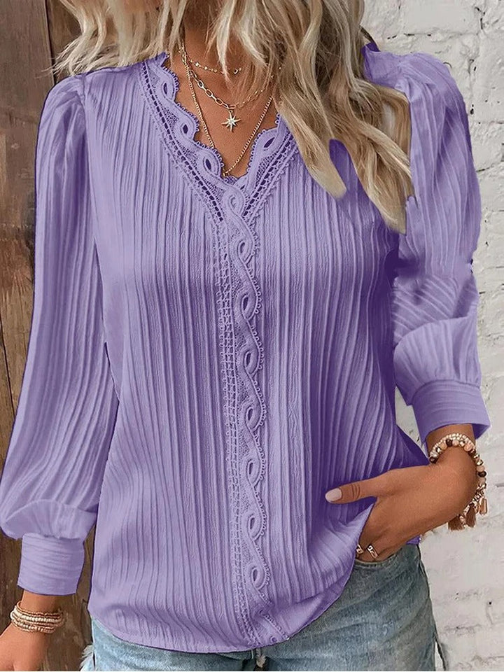 Dame V-hals blonde bluse, let chiffon stof og elegante blonde detaljer, et stilfuldt valg.