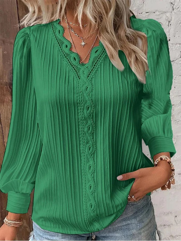 Dame V-hals blonde bluse, let chiffon stof og elegante blonde detaljer, et stilfuldt valg.