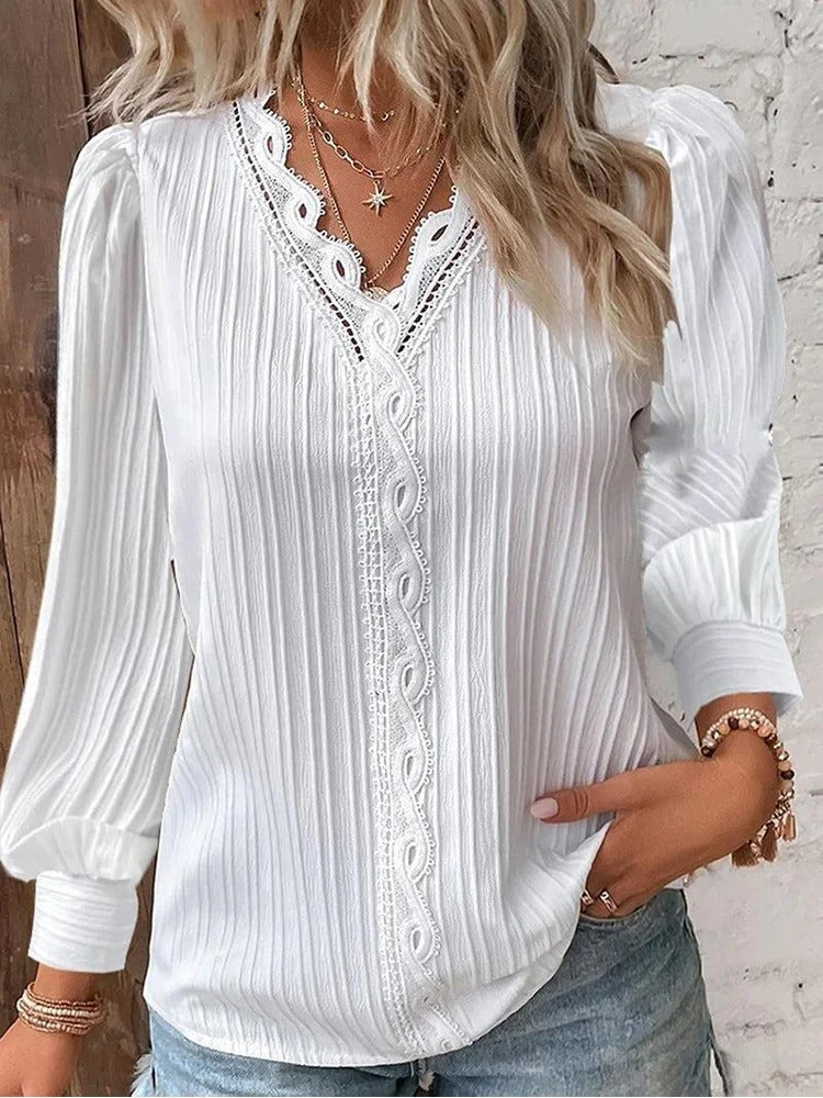 Dame V-hals blonde bluse, let chiffon stof og elegante blonde detaljer, et stilfuldt valg.