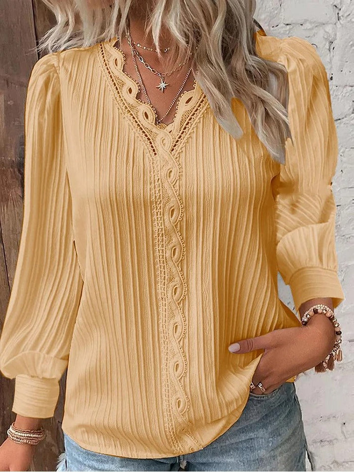 Dame V-hals blonde bluse, let chiffon stof og elegante blonde detaljer, et stilfuldt valg.