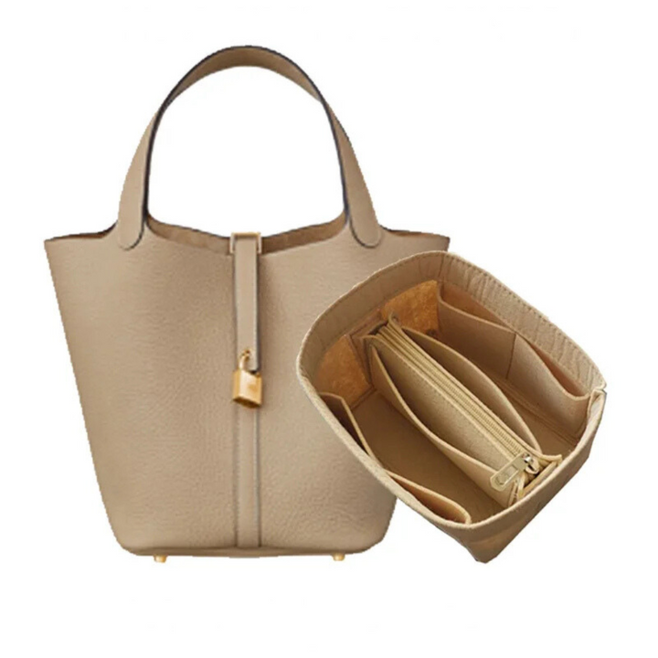 Damehåndtaske i beige med organiseret interiør, lavet af kunstlæder, elegant og rummelig, forsidevisning, stilfuldt look.