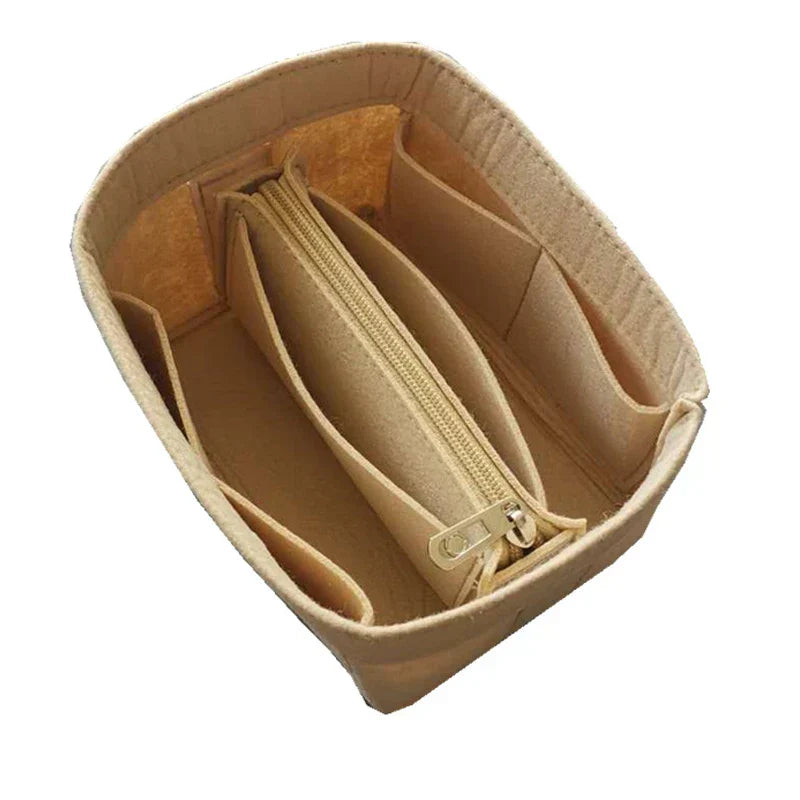 Damehåndtaske i beige med organiseret interiør, lavet af kunstlæder, elegant og rummelig, forsidevisning, stilfuldt look.