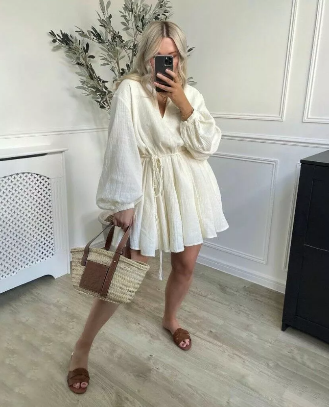 Dame beige kort kjole med pufærmer og justerbar bindebånd, tidløs stil.