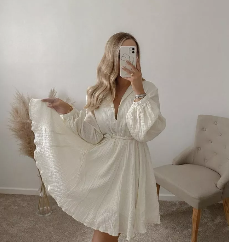 Dame beige kort kjole med pufærmer og justerbar bindebånd, tidløs stil.