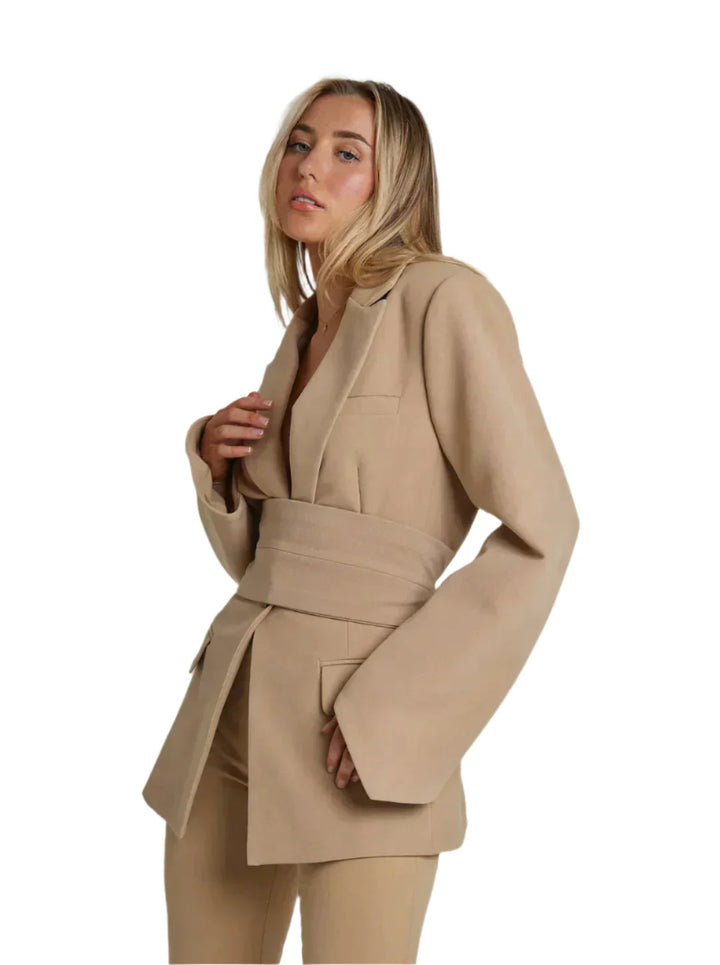 Dames beige elegant blazer med bælte, omslagssnit foran, moderne look til arbejde og afslappede begivenheder.