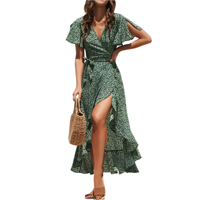 Dame boho chiffonkjole med blomstermønster, V-udskæring, flæsekanter og sideslids, perfekt til en sommerdag.