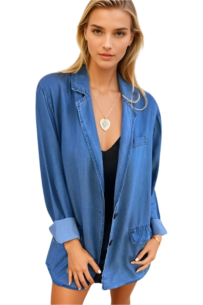 Dame denim blazer, afslappet stil, blød og let struktur, blå stof, stilfuldt og behageligt outfit valg.
