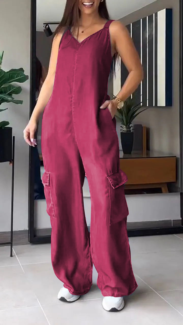 Dame denim jumpsuit med åbne stropper, høj talje og V-udskæring.