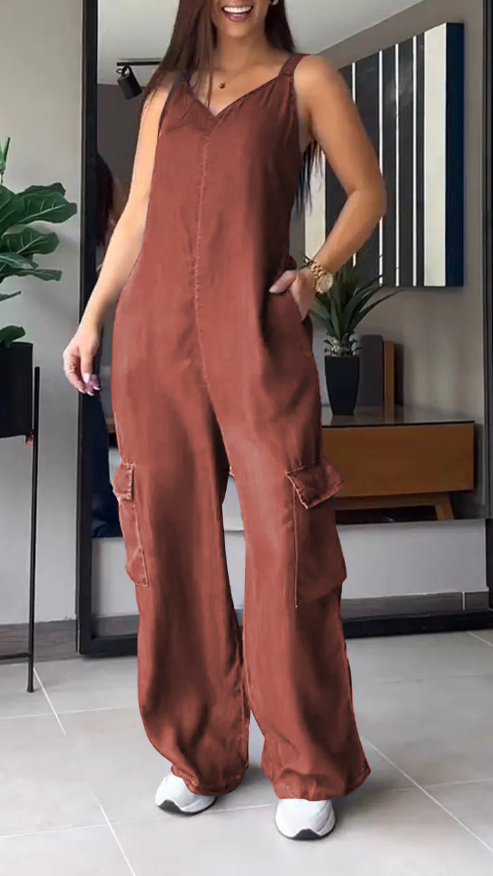 Dame denim jumpsuit med åbne stropper, høj talje og V-udskæring.