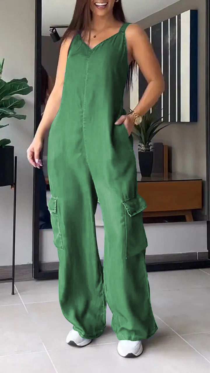 Dame denim jumpsuit med åbne stropper, høj talje og V-udskæring.