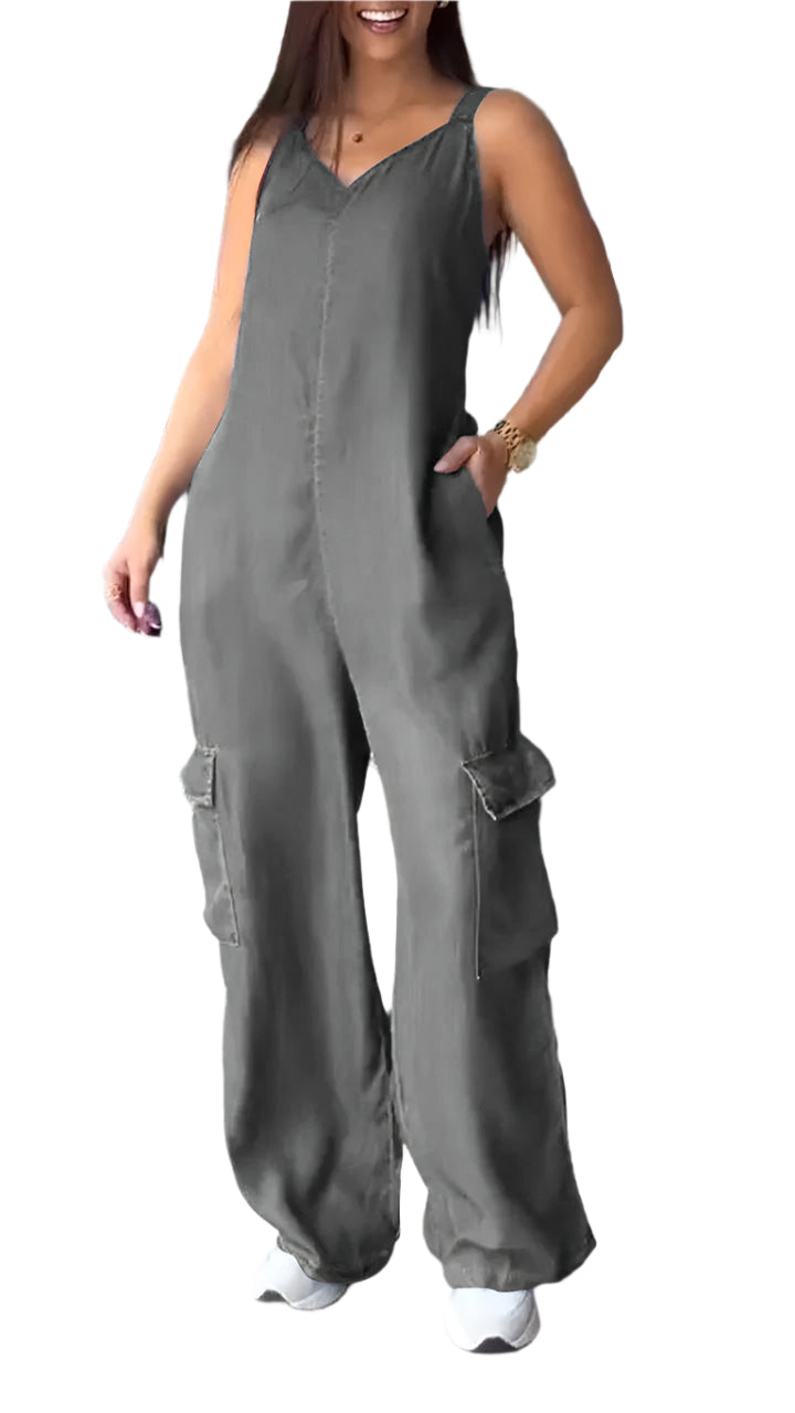Dame denim jumpsuit med åbne stropper, høj talje og V-udskæring.