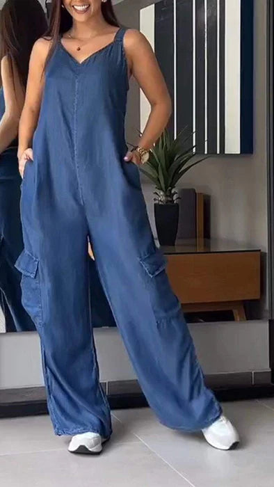 Dame denim jumpsuit med åbne stropper, høj talje og V-udskæring.