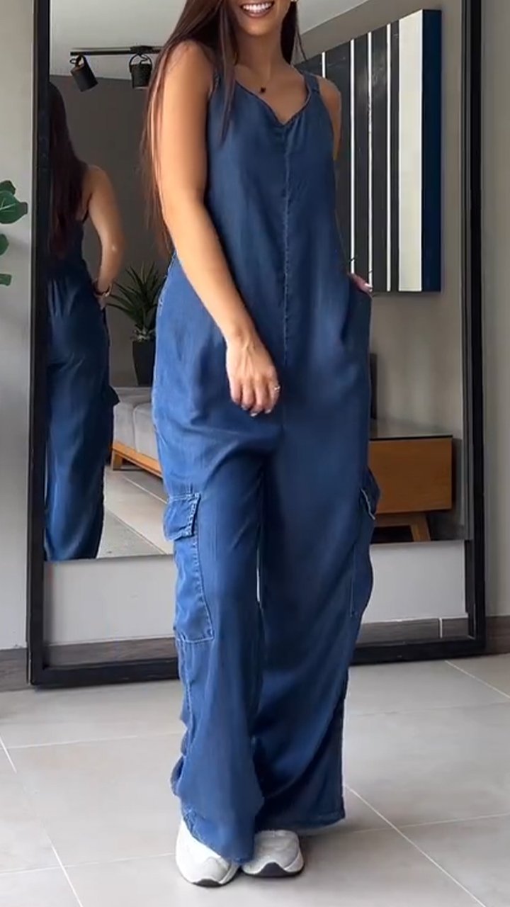 Dame denim jumpsuit med åbne stropper, høj talje og V-udskæring.