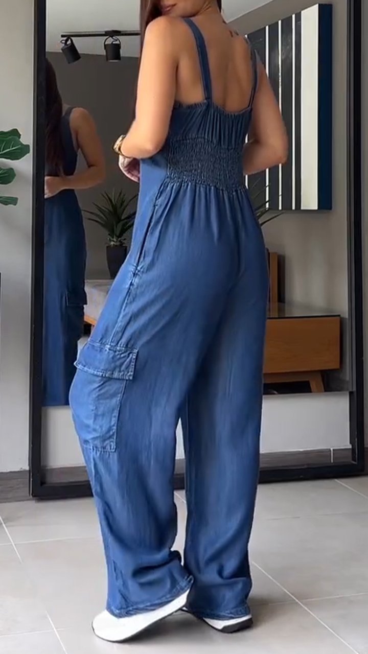 Dame denim jumpsuit med åbne stropper, høj talje og V-udskæring.