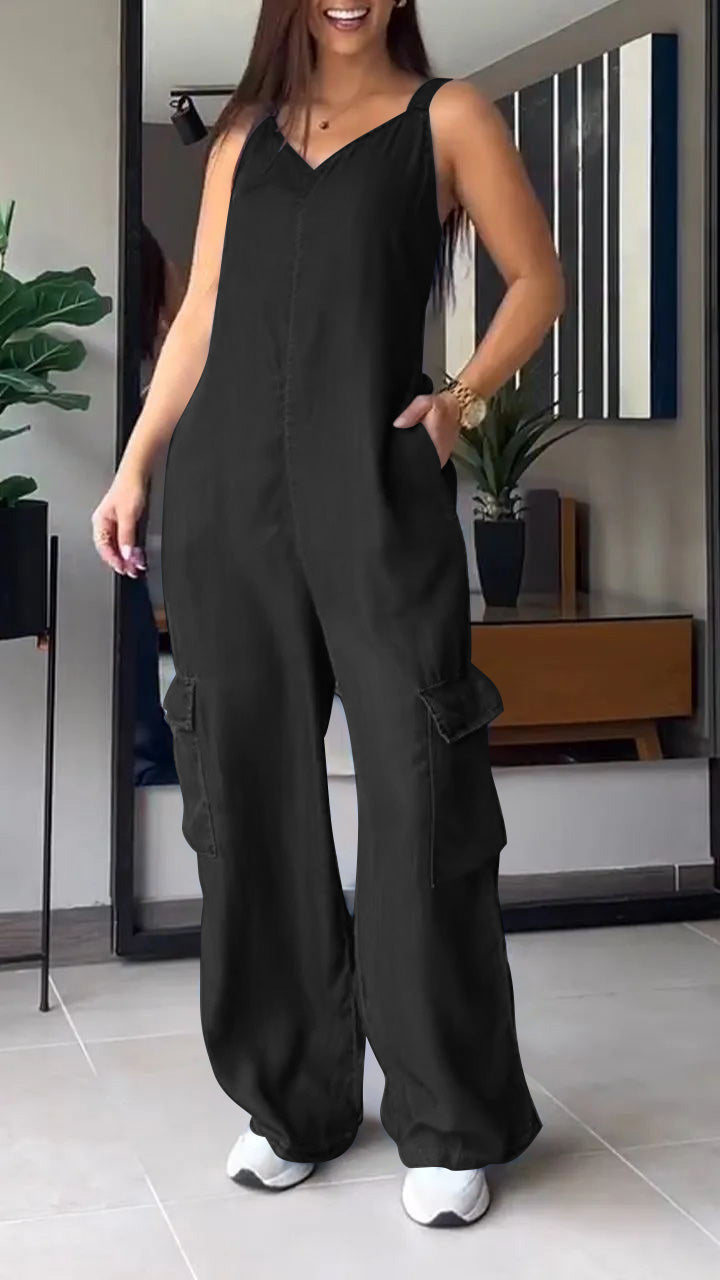 Dame denim jumpsuit med åbne stropper, høj talje og V-udskæring.